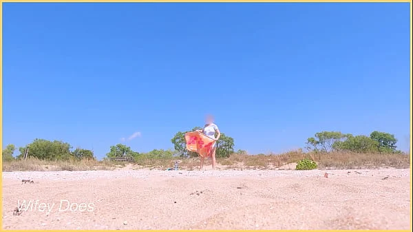 Wifey fully nude at the beach showing everyone